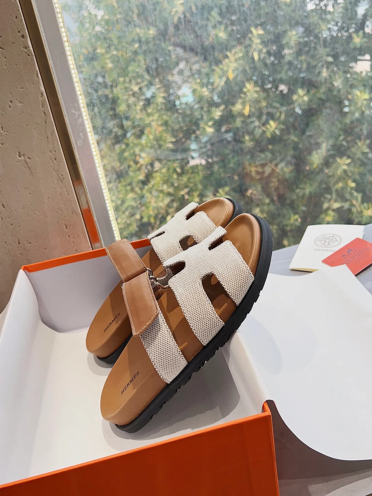 👟👟Ex-factory price 440👟👟 Men's size +10 H family 2024 spring and summer new style HERMES Hermes' recently popular couple's shoes, pig nose angle sandals and slippers, paired with various colorful socks, extremely trendy. Upper lining: imported original material. Outsole: non-slip and wear-resistant outsole. Size: Female 35-42 (40/42 non-returnable and non-exchangeable) Men’s size: 39-45 (45 is non-refundable and non-exchangeable)